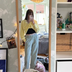 Ljusgröna mjukisbyxor från Lindex - Säljer ett par ljusgröna mjukisbyxor från Lindex med bred resår och snörning i midjan. Byxorna har raka, lite loose ben och är gjorda i mjukt material som är superbekvämt. Perfekta för chill dagar eller när du vill ha något skönt på dig.