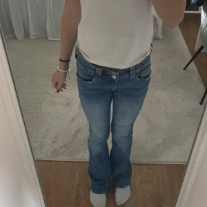 Jeans från H&M - Dessa jeansen är i storlek 152. Man kan spänna ut och in i midjan. De har inte andvänts så många gånger och de är i ett bra skick 💕