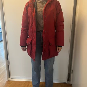 Röd dunjacka från Henri Lloyd - Henri Lloyd, mörkröd dunjacka med luva, för de riktigt kalla dagarna, stl small, använd enstaka ggr.