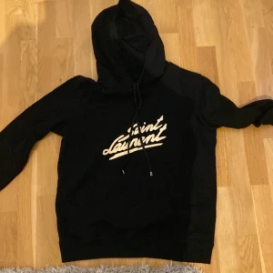 Saint Laurent Hoodie  - Säljer nu min riktigt fräscha Saint Laurent Hoodie på grund av att den är liten, den är in princip helt ny och har bara använt det ca 4 gånger. 