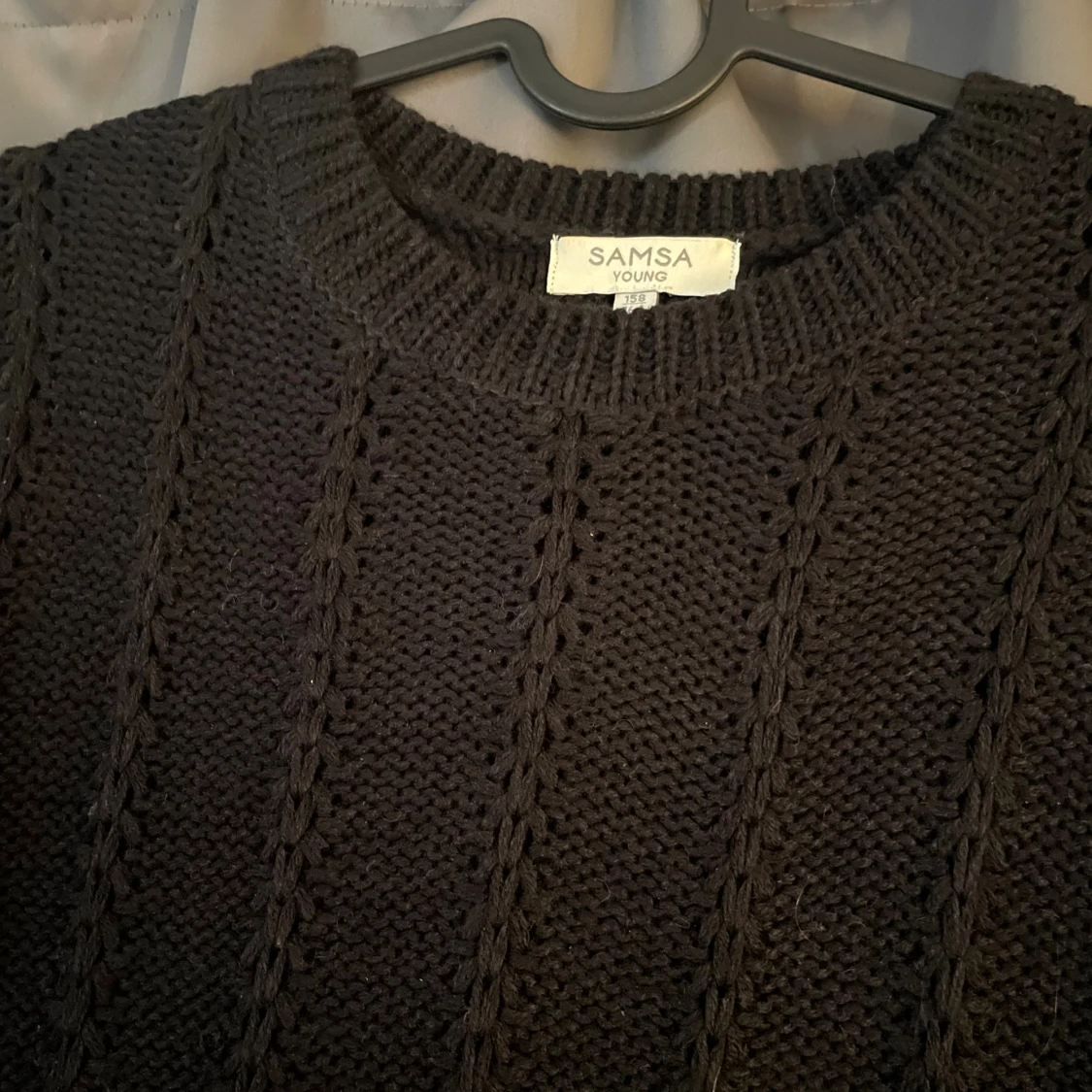 Svart stickad tröja  - 1