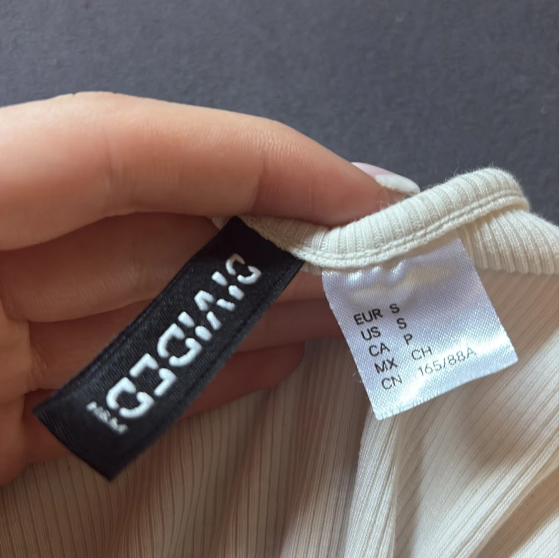 Vit ribbad långärmad topp Divided - 2