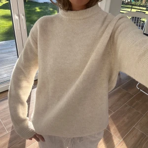 Stickad tröja  - En stickad tröja från Zara i storlek S. Tröjan bedöms vara i mycket fint skick och är nästintill oanvänd. Material lappen är borta men gissar på att denna är i fint material. Jag skickar ditt köp inom 24h. Se liknande plagg i min profil! 