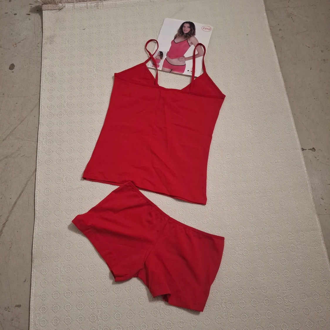 Röd linnetopp med smala axelband - 1