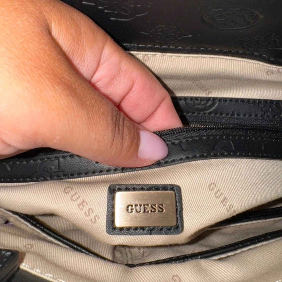 Svart handväska från Guess i skinn - 1