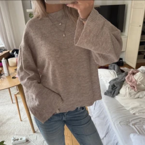 Stickad tröja - Supermysig stickad tröja perfekt nu till höst och vintern! Den är helt oanvänd endast testad, prislapp kvar! Jätte skönt material också! 💞 storlek S