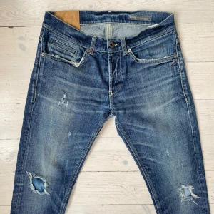 Dondup GEORGE jeans  - Sjukt feta jeans från Dondup i modellen George i mycket fint skick 🙌 Jeansen har snygga slitningar och en lagning i skrevet som dock inte syns vid användning 🔥 Skriv vid fråga 👍 🙌 🙌 