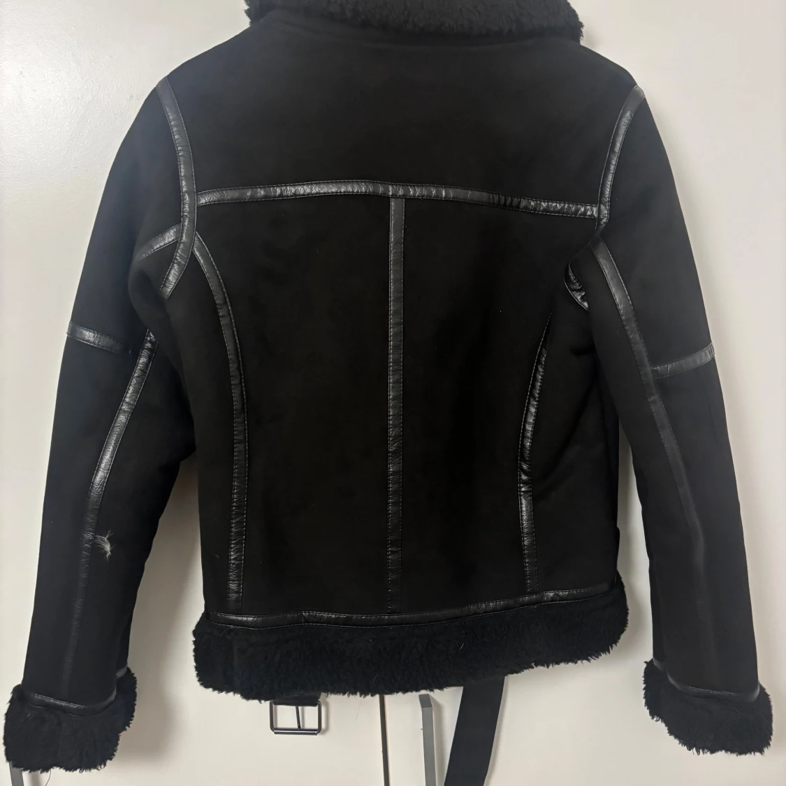 Svart teddyjacka från Zara med bälte - 2