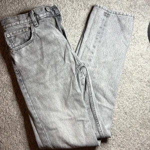 Grå jeansbyxor från 157 New Classic - Snygga grå jeansbyxor från 157 New Classic med klassisk femficksdesign och raka ben. Jeansen har en ljusgrå tvätt och är tillverkade i ett mjukt jeanstyg som passar perfekt till din vardagsstil. Jeansen är från lager som du kan se och jag har användt dessa en gång för dem var för stora😐 strlk 29,32 passar 174-180