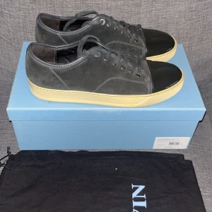 Svarta/gråa Lanvin skor - Snygga lanvin skor i storleken UK 8, vilket motsvarar 42-43. De är knappt använda och i mycket bra skick. Låda och dustbags kommer med. Skorna är lite mörkare än vad de ser ut att vara på bilderna, nästan svarta. 