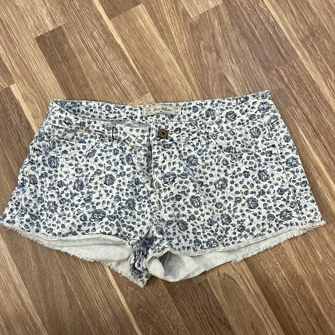 Blommiga jeansshorts från lft