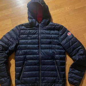 Marinblå pufferjacka från Colmar - Snygg pufferjacka från colmar. Fint skick. säljer för att den inte passar