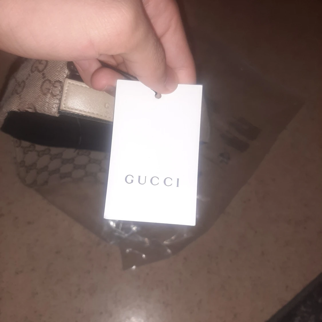 keps med GG-mönster och rödgrön detalj - 4