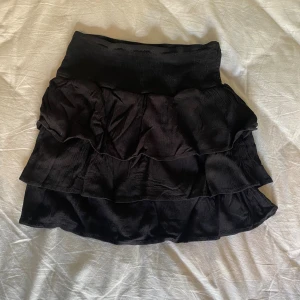 Svar volangkjol - Svart volangkjol från bikbok. Skriv om du har frågor eller vill ha fler bilder.