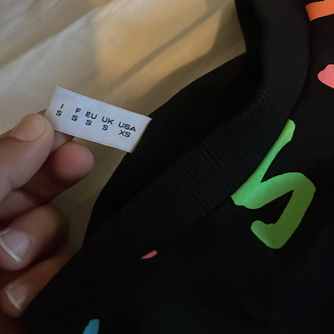 Moschino svart sweatshirt med neonmönster - 2