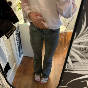 Grå bootcut jeans från Gina Tricot  - Säljer ett par gråa jeans från Gina i storlek 38. De är midwaist och bootcut. Inga större defekter förutom lite slitning längst ner vid smalbenet. Säljer då jag bara använder lågmidjat 🩷