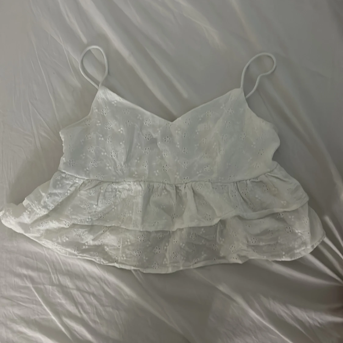 Vit volangig linnetopp med broderi