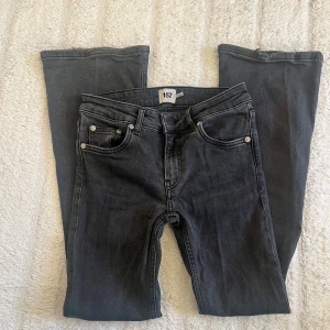 Svarta bootcut jeans - Snygga svarta jeans från Lager 157 i bootcut-modell, lowboot. Slitna kanter nertill men passar mig som är 161 cm!!🩵
