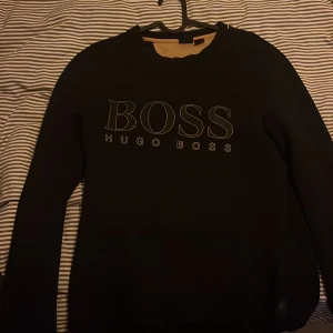 Svart sweatshirt från Hugo Boss - Gamla modellen boss sweatshirt går ej att köpa längre köpt i johnells nått år sen.