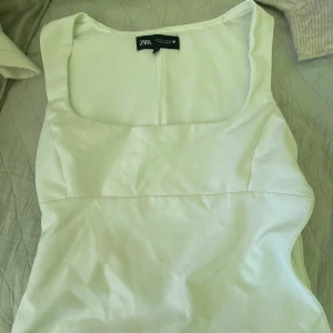 vit topp !! - as snygg och super stilig topp som passar perfekt till alla tillfällen !! varit känd sen innan💕 har en grön vägg som solen skiner på så den ser grön ut men är vit