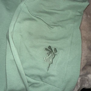 Grön klänning House of Lola  - Superfin ljusgrön klänning från House of Lola i mjuk bomull. Super fint skick! Modellen har kort ärm, rundad urringning och två stora fickor framtill.  En kofta ingår som syns på bilden. Fler bilder kan skickas vid intresse 💕  skickar samma dag eller dagen där på! Klänningen är i storlek M och koftan till är S/M. 