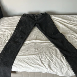 Svarta jeans från Lawrence Grey  - Snygga svarta jeans från Lawrence Grey med klassisk femficksdesign och dragkedja i gylfen. Jeansen har en rak passform och är tillverkade i mjukt denimtyg som sitter skönt. Perfekta för dig som gillar stilrena och enkla jeans.