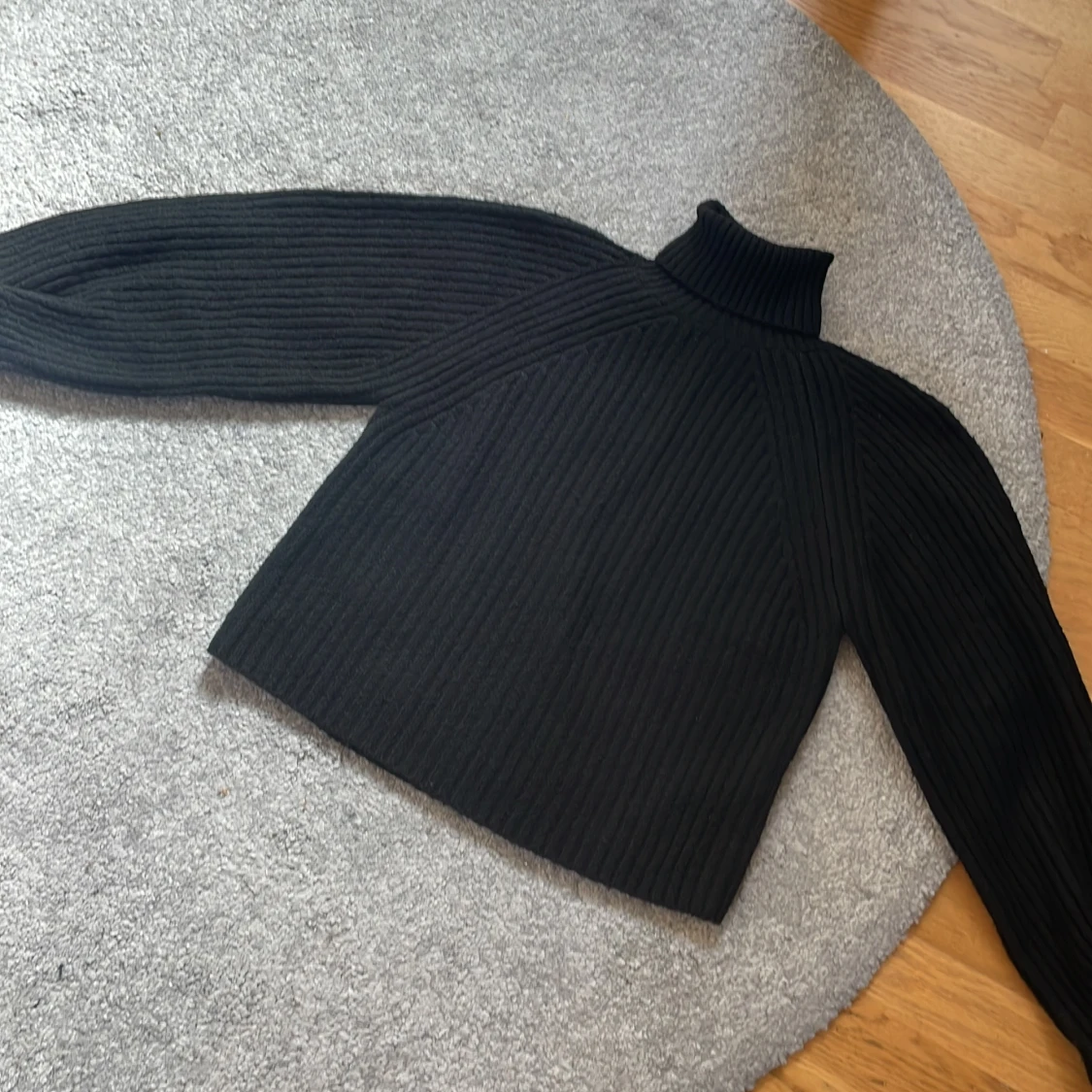 Svart ribbad polotröja från Missguided