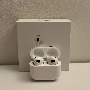 AirPods Gen 3 - Apple AirPods 3:e gen Säljer dessa AirPods då jag har ett par nya Pros som jag använder istället. De är köpta cirka två år sedan och har använts relativt regelbundet.   Det finns inga problem med AirPodsen och de fungerar som de ska. Det finns dock några repor och synligare tecken då det har tappats några enstaka gånger.   Originalboxen samt kvitto medföljer om man är intresserad av det.  (Der autentiska och är köpta på Elgiganten.) Hör gärna av dig om du har några frågor.