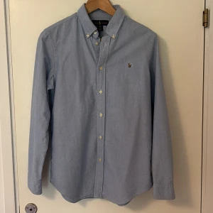 Polo Ralph Lauren Skjorta - Säljer min Ralph Lauren-skjorta – Custom fit, strl S 🙌🏼 Superfin ljusblå skjorta från Ralph Lauren med flerfärgad brodyr, Custom fit som sitter riktigt snyggt 👌🏼  ✅ Storlek: S 👕 ✅ Custom Fit – stilren & bekväm 🙌🏼 ✅ Mycket bra skick – sparsamt använd 🌟 ✅ Bra Material ⭐️  Perfekt både till vardag & fest 🎉  Hör av er vid minsta lilla fundering🗣️