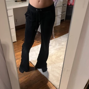 Svarta Juicy Couture  - Svarta mjukisbyxor från Juicy Couture med juicy-logga på baksidan. 