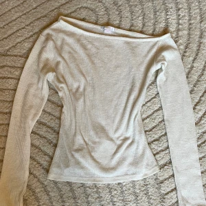 Offshoulder ribbad topp - Superfin vit offshoulder topp från Gina Tricot i ribbat material. Tight passform. Har inte kommit till användning 🌸💕💗