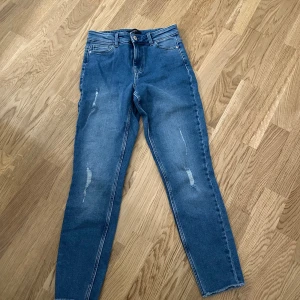 Blå skinny jeans från Pieces XS - Snygga blå skinny jeans från Pieces i storlek XS. Jeansen har slitna detaljer på benen. Använda max 1 gång! 