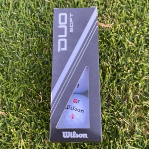 Wilson Duo Soft Golfbollar - Wilson Duo Soft är världens mjukaste golfboll, nu ännu snabbare. 2-delad konstruktion med Surlyn-skal för lång distans och mjuk känsla. Ny i oöppnad förpackning, inga synliga defekter eller slitage. Perfekt för golfare som söker maximal känsla och prestanda.
