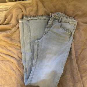 Ljus blåa jeans - Ljus blå jeans ifrån kappahl (bootcut)