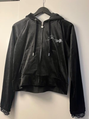 Juicy couture  - Juicy couture hoodie, i kort modell. Storleken är XL men passar definitivt en L. Helt ny, superfin 🥰