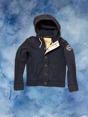 Vintage Hollister Cardigan Med Knappar - As fet Hollister Cardigan Med Knappar, sjukt sällsynt | Mycket Bra Skick | Storlek S | Längd≈ 61cm, Bredd armhåla - armhåla ≈ 51cm | Modell 175cm, 68 kg | Pris kan diskuteras vid snabb affär!