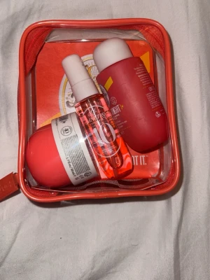 Sol de Janeiro - Bom Dia Jet Set / scent 40 - Säljer ett Sol de Janeiro-set med allt som ingick, helt oanvänt och oöppnat. Köpt men aldrig kommit till användning, så allt är i nyskick. Setet innehåller:Brazilian Bum Bum Cream –  - 50 ml. En återfuktande och populär kroppskräm som gör huden mjuk, glowig och väldoftande. - Brazilian 4 Play Shower Cream-Gel – 90 ml Krämig duschgel som rengör och återfuktar huden samtidigt. - Brazilian Crush Cheirosa 62 Body Mist – 30 ml. Den ikoniska doften med noter av pistage, karamell och vanilj – perfekt