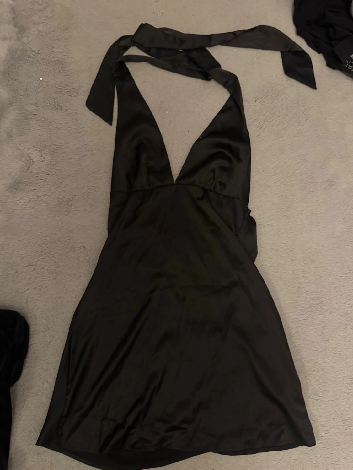 Svart omlott kortklänning med knyt