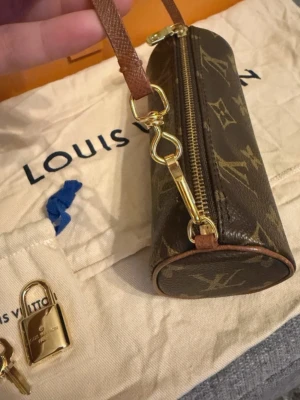 Monogram papillon pouch - Kom för mer info snabbaffär!! Buda för väska ge mig förslag tack