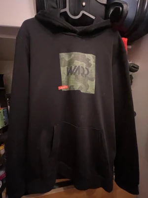 Svart warp hoodie  - Säljer en svart warp hoodie med gröna detaljer utan några skador eller slitage har aldrig haft på mig den säljer för att jag bara gjorde ett impuls köp och inte ville ha den egentligen 