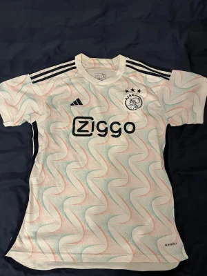 Ajax matchtröja - Säljer denna Ajax matchtröja som är helt ny. Nytt skick och säljer för ett bra pris.