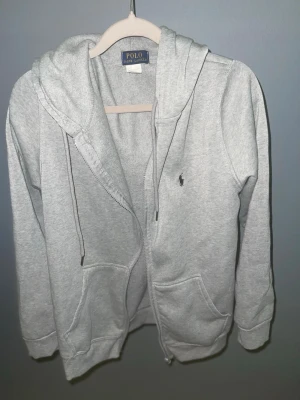 Polo cardigan  - Grå polo cardigan väldigt eftertraktad har inte använt mycket 1-2 gånger Max är för liten för mig nu 