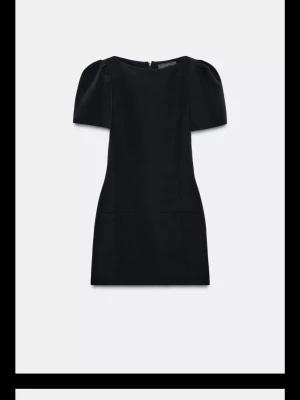 Svart kort klänning med puffärm - Snygg svart klänning från Zara med kort längd och puffiga korta ärmar. HELT NY!