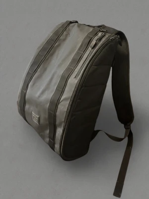 Svart ryggsäck från Douchebags - Nypris 1400kr  Douchebag The Base 15L ryggsäck  Mycket fin med bra förvaringsfack.  Skriv för mer frågor eller ytterligare bilder!