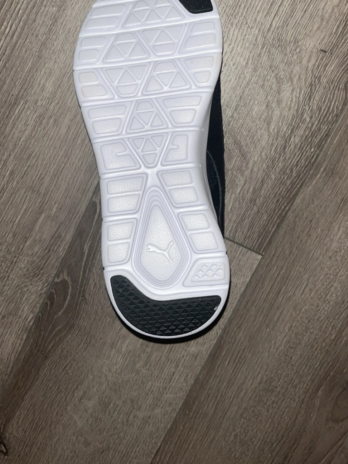 Svarta Puma sneakers med vit sula - 1