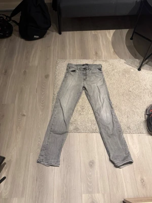 Grå Replay jeans  - Säljer ett par grå replay jeans thad dom är riktigt bra nackdelarna är att det är hål nere vid byxan annars är dom riktigt bra dom är 30/32