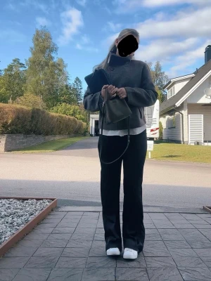 Kappa  - Säljer denna kappan på bilden som jag använt två gånger. Superfin färg, blandning av grå/gryn med strukturer skulle jag säga. Skriv privat för fler bilder. Passar mig som har s/m i kläder. Nypris 1200kr 