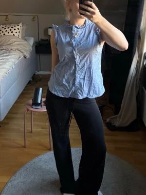 Blå superfin blus - Suuuuperfin blå blus med volanger!!