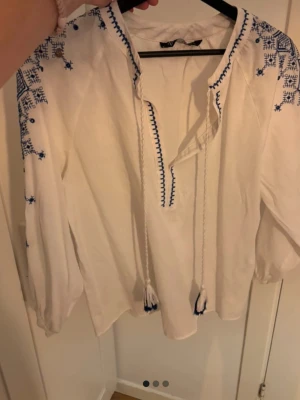 Blå vit blus  - Jötte najs blis med blå detaljer från Zara. Använd fåtal gånger och jötte fint skick. Stl S. Kontakta mig vid fler frågor eller vid intresse!💕