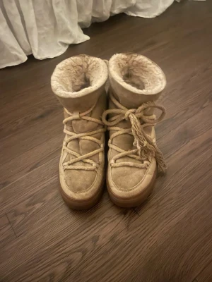 Inuikii beige skor - Lite sliten sula inuti, annars bra